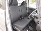 フロントは助手席と繋がったベンチシートで、運転席は高さが調整できるハイトアジャスター付きです。また、ハンドルも高さの調整が出来るチルトステアリングです