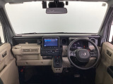 フロントガラスが大きく、ワイドな視界で運転もしやすくなるように設定されています。