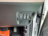 運転席右下にスライドドアスイッチ
