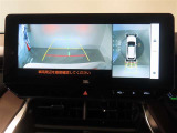 バック時の運転をサポートするバックガイドモニター&パノラミックビューモニター付き