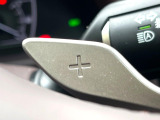 【パドルシフト】ハンドルから手を離さずに素早くシフトアップ&ダウンができるので、エンジンブレーキを使う下り坂や高速道路の合流で加速したい場面で役立ちます。