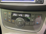 【オートエアコン】一度お好みの温度に設定すれば、車内の温度を検知し風量や温度を自動で調整。暑い&hellip;寒い&hellip;と何度もスイッチ操作をする必要はありません。快適な車内空間には必須の機能ですね♪