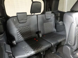 3列目シートは跳ね上げ式で折りたたみ可能です。キャンプ用品など大きな荷物もばっちり収納可能です!