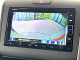【バックカメラ】駐車時に後方がリアルタイム映像で確認できます。大型商業施設や立体駐車場での駐車時や、夜間のバック時に大活躍!運転スキルに関わらず、今や必須となった装備のひとつです!