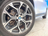 ●純正18インチアルミホイール:輸入車ならではの卓越した走りを支えるホイールと足回りです!日本車の走りに慣れている方にもぜひ体感して頂きたいほど、高いレベルでまとまっています!
