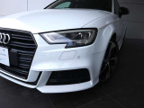 ●Audiが最初に採用したLEDポジショニングランプ。シャープなラインで昼間でも点けていたいと思うほど上品でオシャレです。夜間走行時はさらに目立ちます!
