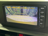 【バックカメラ】駐車時に後方がリアルタイム映像で確認できます。大型商業施設や立体駐車場での駐車時や、夜間のバック時に大活躍!運転スキルに関わらず、今や必須となった装備のひとつです!