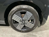 純正アルミホイールで、愛車をもっとカッコよく自動車メーカーが直接扱う純正アルミホイール。車種にマッチしたデザインで、愛車の個性を際立たせます。安全性や耐久性にも優れ、安心して使用できます。