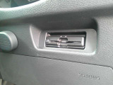 運転席から手の届く位置に ETC車載器付いております。高速道路の料金所もスムーズに通過できますよ♪