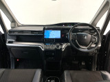 【前方視界】開放的な前方視界!運転がしやすく疲れにくいです♪窓が大きく、見通しがとっても良いおクルマですよ♪