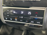 【オートエアコン】一度お好みの温度に設定すれば、車内の温度を検知し風量や温度を自動で調整。暑い&hellip;寒い&hellip;と何度もスイッチ操作をする必要はありません。快適な車内空間には必須の機能ですね♪