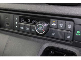 フルオートエアコンを装備。車内の温度設定だけでなく空気清浄や脱臭などの効果を発揮して車内は快適空間♪