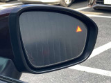 車線変更を行う際、後方から車両が接近していたらランプが点灯してお知らせしてくれます。