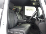 フロントベンチシートだから運転席助手席足元もゆったり広々快適です。助手席への移動も楽々です。
