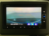 ギヤをR(バック)に入れるとナビの画面に後ろの映像が映るリアカメラ付です。後退時、コンディションが悪い視界でもカラーバックモニターがドライバーをサポートします。