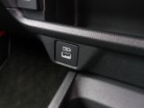 アクセサリーソケットにUSBポートも装備してます。ナビのAV出力や携帯電話の充電などに便利です。