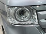 LEDヘッドライトは、点灯の瞬間から最大光量を発揮し、突然暗くなるトンネルなどでの安定感を高めます。