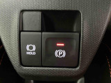 【電動パーキングブレーキ+オートブレーキホールド機能】 指先だけで簡単に操作が可能なパーキングブレーキ、スイッチを押すとブレーキペダルから足を離してもブレーキを保持できるオートブレーキホールド搭載。
