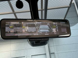 スマートルームミラーは、車両後方に設置されたカメラの映像を、ルームミラーに映し出すことで、死角をなくし、安全性を向上させることができます。また、夜間や雨天時でも、クリアな映像を映し出すことができます。