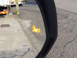 隣車線を走る車両をレーダーで検知し、ドアミラーでは確認しにくい後側方エリアに存在する車両に加え、急接近してくる車両も検知します。車両を検知するとドアミラーに搭載されたLEDインジケーターが点灯します。
