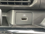 充電端子が装備されていますので車内でスマートフォンなどの充電が可能です。