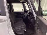 フロントは助手席と繋がったベンチシートです。運転席は、高さを調整できるハイトアジャスター付きです。