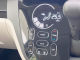 【オートエアコン】一度お好みの温度に設定すれば、車内の温度を検知し風量や温度を自動で調整。暑い&hellip;寒い&hellip;と何度もスイッチ操作をする必要はありません。快適な車内空間には必須の機能ですね♪