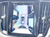 【360&deg;ビューカメラ】4台の高解像度カメラで360度の鳥瞰図を表示。隣の車や壁、死角にある障害物などを画面で確認できるため、狭いスペースでの駐車・出入りも安心です。