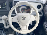 インテリアに合わせたデザインのステアリングは、運転される方のことも考え、運転しやすい形状、大きさです。是非一度、実際に触ってお確かめください。