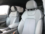 ひとたびシートに腰を沈めれば、ゆったりとした空間の広がりを感じさせてくれるAudiのキャビン