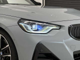 アダプティブLEDヘッドライトはステアリングを切った方向を照らします。