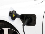 専用コードを接続するだけで簡単に充電が行えます。プラグインハイブリッドモデルT6 AWD PHEVは、走行中の充電のほか、自宅などに設置された充電機器からの充電が可能です。