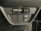 【ETC車載器】カードを挿すだけで準備完了。支払い待ちの渋滞を横目に、スマートに目的地へ向かえます。今の時代のドライブには欠かせない相棒です。利用には、車両情報を登録する別途セットアップが必要です。