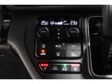 運転席と助手席の温度設定の変更が可能な左右独立タイプのデュアルエアコンです♪♪♪暑がりな人・寒がりな人も誰もが車内を快適にお過ごしいただけます♪♪♪
