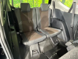 床下収納式のサードシートです。座席部分をコンパクトに収納でき、広大な荷室スペースとしてお使いいただけます!乗車人数や荷物の量など利用シーンに合わせて3列目を有効活用でき、とっても便利♪