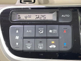 【オートエアコン】一度お好みの温度に設定すれば、車内の温度を検知し風量や温度を自動で調整。暑い&hellip;寒い&hellip;と何度もスイッチ操作をする必要はありません。快適な車内空間には必須の機能ですね♪