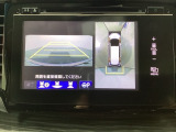 マルチビューカメラシステム搭載車です。お車の周囲を全方位でカバーします。後方・前方・両脇と、コンディションが悪い視界でもカラーモニターに映し出した映像がドライバーをサポートします。