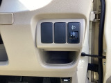 ヘッドライトの角度を調整出来るレべリングダイヤルは運転席の右側、手の届きやすい位置にあります。