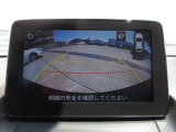 カラーで後方映像をモニターに映し出してくれるので、ショッピングモールのような狭い駐車場であったとしても障害物を見つけ、楽々駐車することができますね。