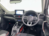 運転席まわりです。 各操作スイッチは使いやすい位置に配置されてます。