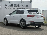 Audiのリヤディフューザーは、車両の後方での空気の流れを整え、乱流を減少させることで、走行安定性を向上させます。またスポーティで洗練された外観を提供し、全体のスタイルに一体感を持たせます。