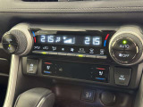 左右独立温度コントロールフルオートエアコンです。運転席、助手席それぞれで独立して温度設定ができます。冷え性の方が乗っても安心ですね♪