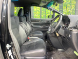 運転席まわりには十分なスペースがあり、大柄な方でもゆったり運転していただける環境です。
