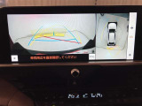 ハンドル操作に連動して、ガイドラインが予想進行先を表示するバックガイドモニター付きです。夜間でも後方の視界が確保出来るので、より安定した運転が行えます。補助装置になりますので、目視での確認も大切です。