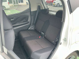 リアシートはスライド出来ますので、軽自動車なのに足元広々!ゆったり乗ることが出来ます。