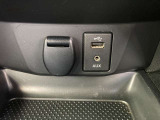 USBポート付きで携帯の充電などに便利。