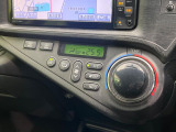 【オートエアコン】一度お好みの温度に設定すれば、車内の温度を検知し風量や温度を自動で調整。暑い&hellip;寒い&hellip;と何度もスイッチ操作をする必要はありません。快適な車内空間には必須の機能ですね♪