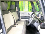 運転席まわりには十分なスペースがあり、大柄な方でもゆったり運転していただける環境です。