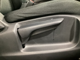 運転席にはドライバーの体型や好みに応じて前後方向だけでなく、高さの調整ができるシートリフターを装備!