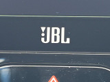 【JBLサウンドシステム】メーカーオプションの高品位サウンドシステムを搭載。専用のチューニングが施された大小様々なスピーカーから良質なサウンドが奏でられ、臨場感あふれる音響空間を演出します。